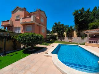 Casa a Coloma. Descubra esta encantadora villa de 4 dormitorios y 2 bantildeos