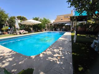 Casa a Escandinavia-Cautivador. Amplio chalet independiente de 3 plantas con parcela privada en