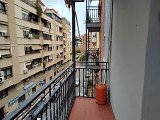 Miete Etagenwohnung in Calle hermanos pinzón 46. Piso para estudiantes junto a renfe – 3 dormitorios – muy lumino