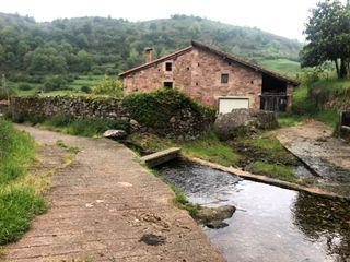 Casa en Lamasón. Casa centenaria de piedra y madera en la fuente (lamasón)