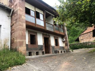 Haus in Lamasón. Casa centenaria de piedra y madera en la fuente (lamasón)