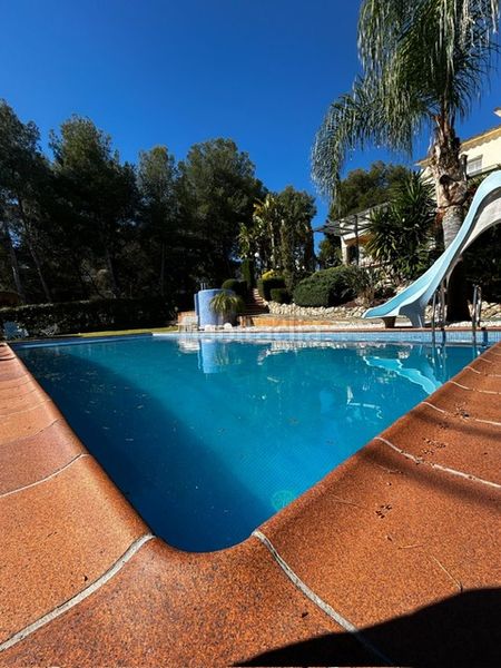 Foto 64955e93-6fa3-4c6b-b643-0a7d1efb21d4. Casa amb xemeneia calefacció aparcament piscina a Cunit