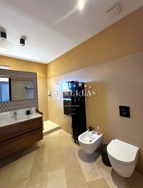 Foto 38af8fa7-2e53-4544-9148-ac8d4fc5a3f2. Àtic amb calefacció aparcament piscina a Juzgados - Plaza de Toros Benidorm