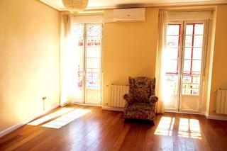 Lloguer Apartament  Calle de barbieri. Estupendo apartamento de 1 dormitorio en chueca