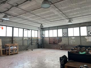 Location Bâtiment à usage industriel à Can Vinyals. Nave con dos puertas tir