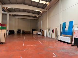 Rent Industrial building in Can Rial. Nave industrial equipada muy comercial i bien ubicada