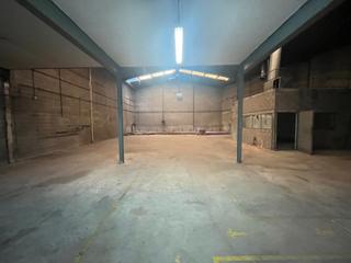 Lloguer Nau industrial  Carrer copèrnic. Nave esquinera buena entrada de camiónes