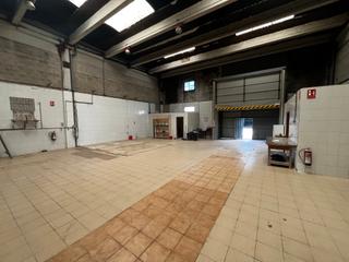 Bâtiment à usage industriel  Passatge comunitat. Nave totalmente diáfana buena entrada de camión