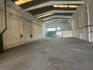 Miete Fabrikhalle  Carrer de l'enclusa. Nave totalmente diáfana buena entrada de camiones
