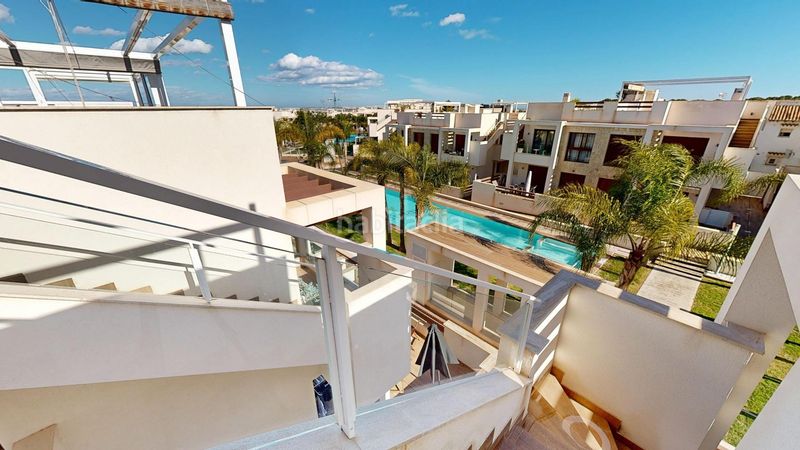 Foto 5f8d8f18-f5b2-45a5-8c1d-3e1380c5ce28. Casa amb aparcament piscina a Los Balcones-Los Altos Torrevieja