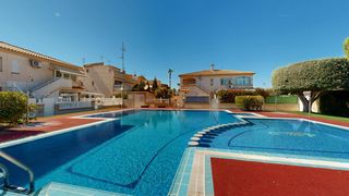 Casa adossada  Calle afrodita. Bungalow en planta alta en torrevieja terraza, jardín y piscina