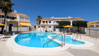 Casa adossada a Aguas Nuevas. Bungalow con encanto, terrazas soleadas y piscinas en aguas nuev
