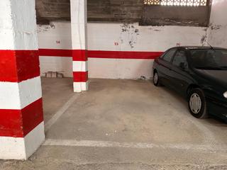 Aparcament cotxe  Calle de antonio machado. Parking de 31m a 250m del mar en la mata!
