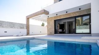 Chalet en San Miguel de Salinas. Villa con 3 habitaciones, piscina y solárium