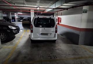 Aparcament cotxe a Avenida avenida de las corts valencianes 6. Espaciosa plaza de parking doble de 20m