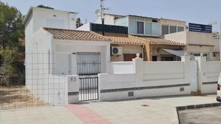 Reihenhaus in Villamartín-Las Filipinas. Chalet pareado con dos terrazas, orihuela