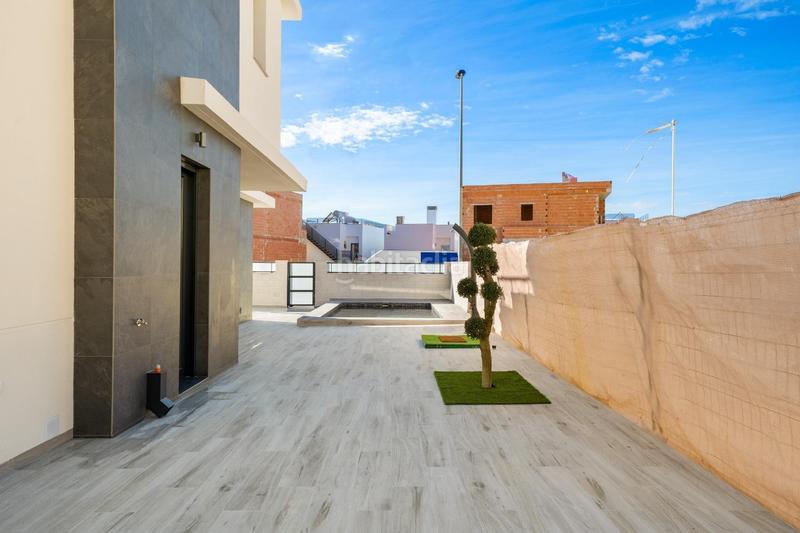 Foto db8c13e7-b623-4e15-8696-f222e43dc026. Chalet a la venta estupendas villas de lujo en benijófar, alicante en Rojales