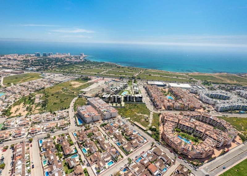 Foto f80f8928-20bf-4471-b677-044bce3fab84. Apartamento ático con piscina privada a 700 m de la playa obra nueva en Orihuela