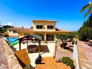 Chalet en Algorfa. Espectacular villa con casa de invitados y parcela, en zona la f