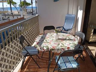 Apartament  Carrer de riudoms. Apartament totalment reformat, situat a primera línea de platja