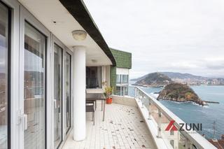 Duplex in Antiguo. Espectacular dúplex en igeldo con vistas panorámicas a la bahía