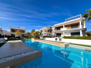 Casa adossada  Salvador del. Vivienda de estilo moderno en residencial con piscina.