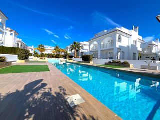 Casa  Avenida de málaga. Planta baja en esquina, con jardín privado y vistas a la piscina