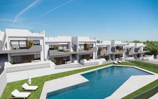 Casa a San Miguel de Salinas. Vivienda de 3 dormitorios en planta baja con jardín