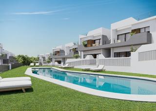 Maison à San Miguel de Salinas. Bungalow en planta baja, 2 dormitorios y 2 baños, con jardín