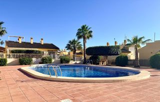 Chalet in Benijófar. Preciosa vivienda con 4 dormitorios y piscina comunitaria en ben