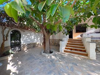 Chalet  Calle leon. Ojo inversores!! chalet para reformar en el centro de ciudad que