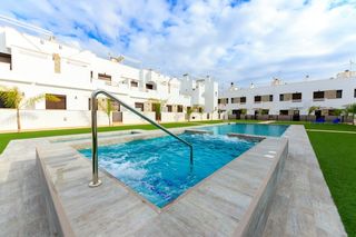 Casa adossada a Pilar de la Horadada Ciudad. Vivienda adosada, 3 dormitorios, 2 baños, piscina y jacuzzi