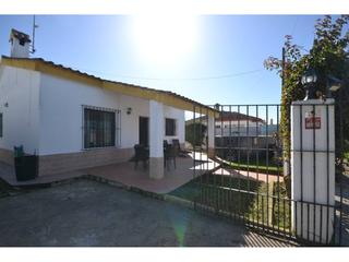 Masia en Hijuela de la mirla 1. Chalet en buen estado en parcela vallada de 275m2