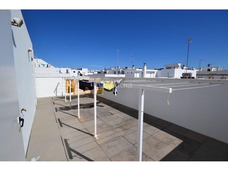 Foto 7102281e-19d8-435b-aa12-5d7069f93641. Piso en canarias 26 piso luminoso con trastero en zona tranquila en Conil de la Frontera