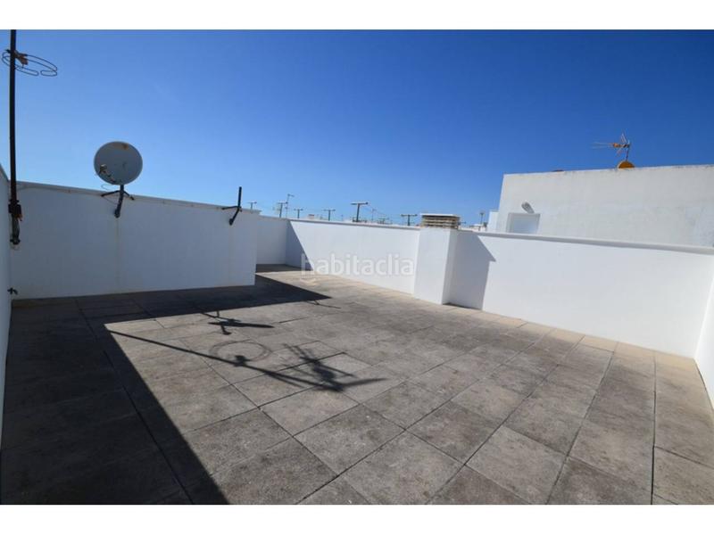 Foto 7ac97e08-a0ed-45f4-ad61-32a4ea3697af. Piso en canarias 26 piso luminoso con trastero en zona tranquila en Conil de la Frontera