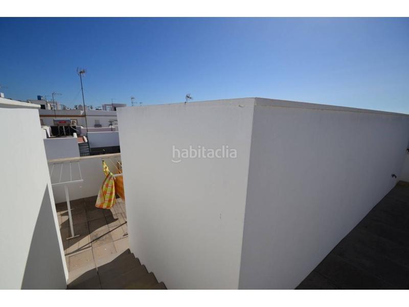 Foto 84f2f84f-ad3a-452c-a057-e57da5664e9c. Piso en canarias 26 piso luminoso con trastero en zona tranquila en Conil de la Frontera