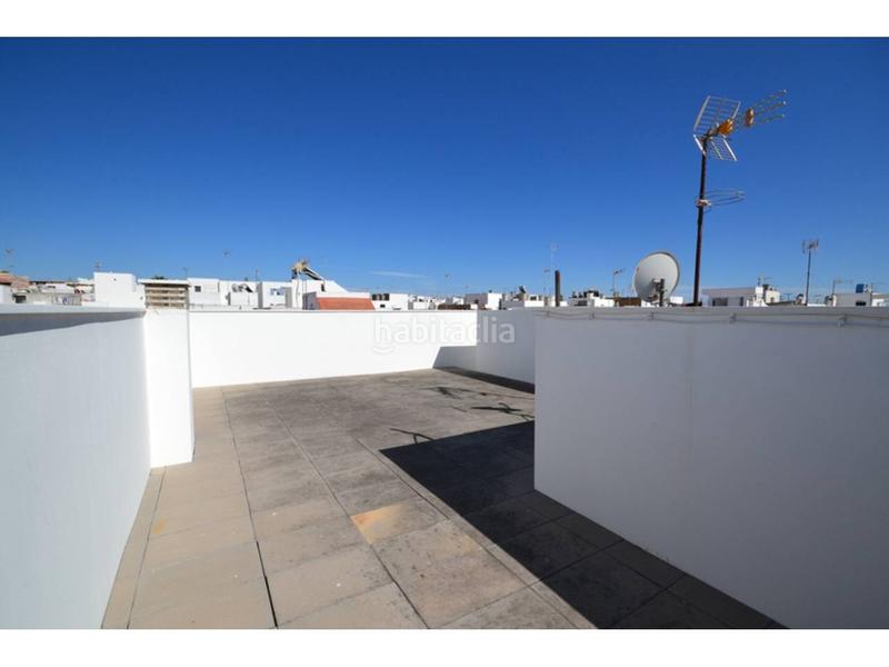 Foto 940cd592-b4ef-4b8e-b9fb-6b382e1f5c7b. Piso en canarias 26 piso luminoso con trastero en zona tranquila en Conil de la Frontera