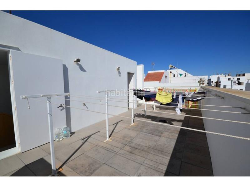 Foto b6b71ab0-0eb1-4601-8461-1495e3303c75. Piso en canarias 26 piso luminoso con trastero en zona tranquila en Conil de la Frontera