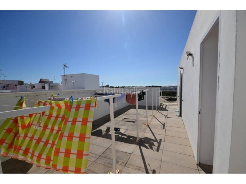 Foto c38f27aa-d25e-4388-a0e3-a1467733011a. Piso en canarias 26 piso luminoso con trastero en zona tranquila en Conil de la Frontera