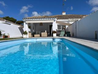 Casa bifamiliare en Calle salinas las 24. Vivienda reformada con piscina y porche, a un paso de la playa,