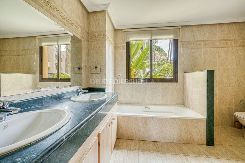 Foto 0af8143f-45e7-4fd9-bbba-a7310645ff09. Planta baixa amb calefacció aparcament piscina a Benahavís