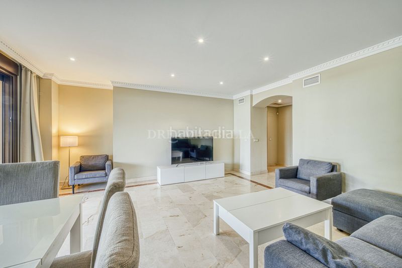 Foto 0e4cb66d-fe72-402e-8dd3-cf346ba2c470. Planta baixa amb calefacció aparcament piscina a Benahavís