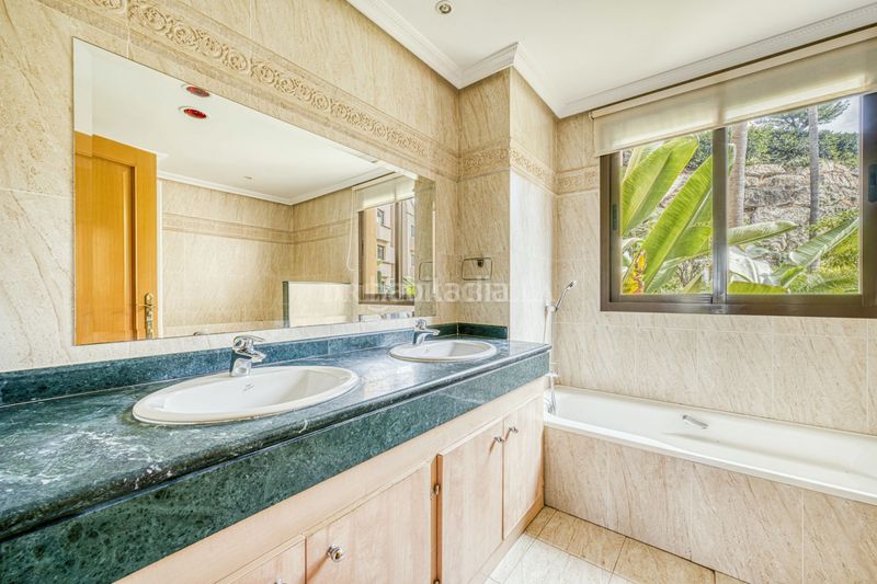 Foto 115aa91f-8bcc-4a54-8ebb-00fe90ce62d3. Planta baixa amb calefacció aparcament piscina a Benahavís