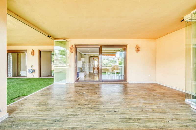 Foto b1cac98e-16c5-444b-a96a-68b71b1f037c. Planta baixa amb calefacció aparcament piscina a Benahavís