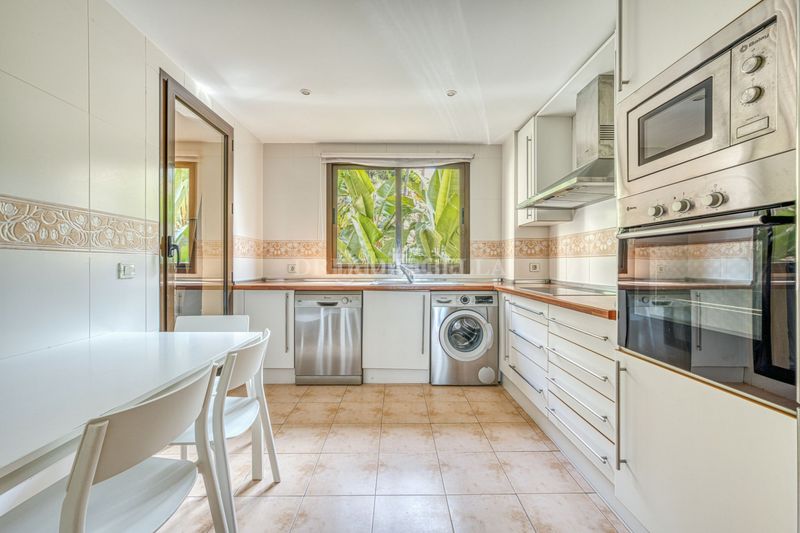 Foto cc953530-406b-49d8-9913-46e2e1aa8421. Planta baixa amb calefacció aparcament piscina a Benahavís