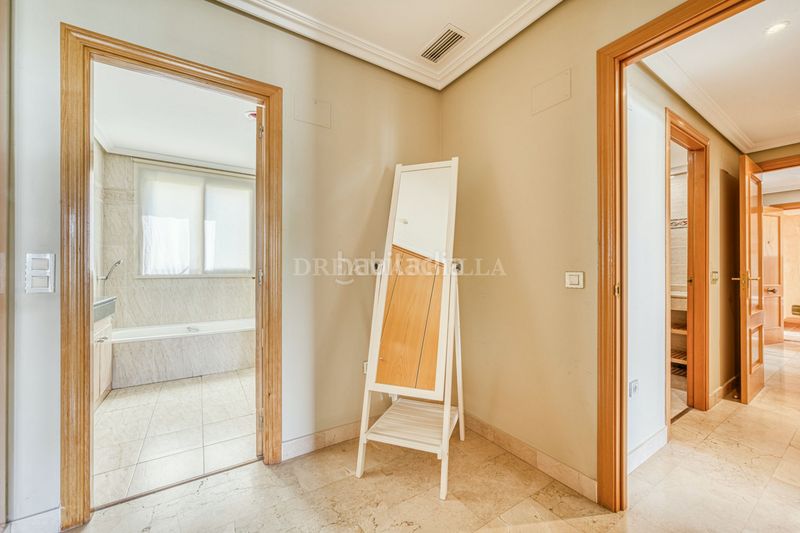 Foto cd094bad-9c47-4127-9faf-04963f37206e. Planta baixa amb calefacció aparcament piscina a Benahavís