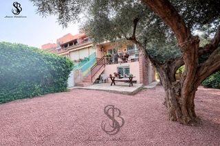Casa aparellada  Carrer els oms los olmos
