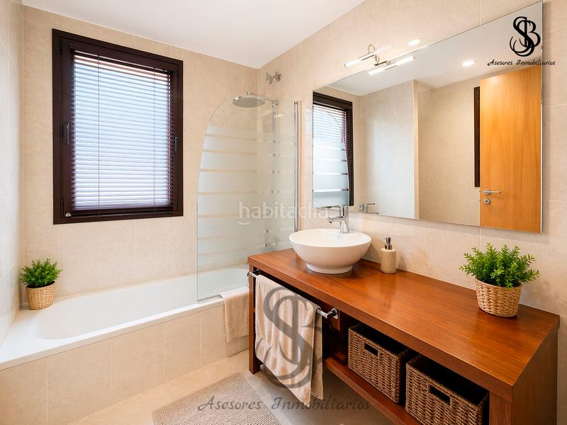 Foto cad1ef8c-82a3-4cd0-ba27-b9662fec6356. Xalet amb xemeneia calefacció aparcament piscina a Alicante