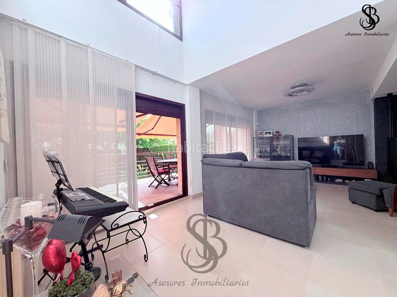 Foto e4ff7c38-e247-491c-98b3-4248e91d36ac. Xalet amb xemeneia calefacció aparcament piscina a Alicante