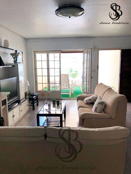 Foto 4bd00562-010b-4871-883b-3a6b21864bdc. Casa aparellada amb xemeneia a Calas Santiago Bernabeu Santa Pola